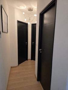 Photo de galerie - Réflection de portes en peinture.