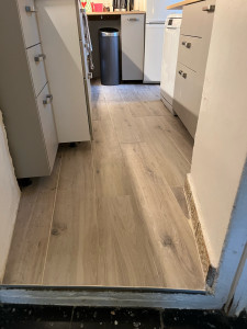 Photo de galerie - Pose d’un carrelage effet parquet 