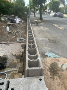 Photo de galerie - Démolition de l’ancien muret et répartie de 0 avec des aglos 25 sur 3 ranger 