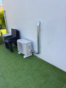 Photo de galerie - Installation Daikin avec gouttière zinc pour cacher les cuivres peut se faire aussi avec autre gouttière 