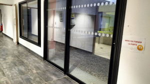 Photo de galerie - Entretien remise en état vitres bureaux 