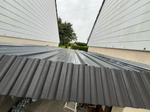 Photo de galerie - Pose de tôle et peinture des vielles tuiles 