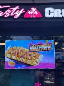 Photo de galerie - Pose d’une télé publicitaire au plafond d’un fast food