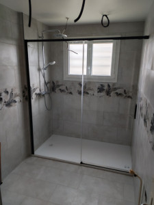 Photo de galerie - Création d'une douche. 180x90 avec une paroi de douche en niche de 180cm. Ainsi qu'une colonne de douhe. 