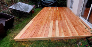 Photo de galerie - Réalisation d'une terrasse sur plot en Douglas.