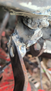 Photo de galerie - Soudure et création de renforts sur un chargeur avant d'un tracteur. 

Réparation de la fixation du vérin hydraulique du godet, soudure de la fixation du vérin et rajout de renforts pour sécuriser le tout. 