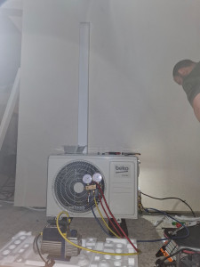 Photo de galerie - Mise en service d'une climatisation Beko Inverter 18 000 BTU. Tirage au vide, contrôle d'étanchéité, vérification des pressions et test complet de fonctionnement pour garantir une installation fiable et performante
