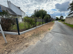 Photo de galerie - Pose de clôture panneaux rigides et plaques de soubassement 