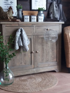 Photo de galerie - Effet vieilli sur petit meuble en pin