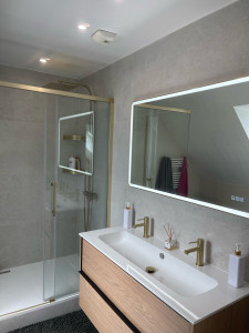 Photo de galerie - Rénovation complète d’une salle de bain : placo, faïence , plomberie , installation receveur , colonne et paroi de douche meuble vasque robinet mirroir. 