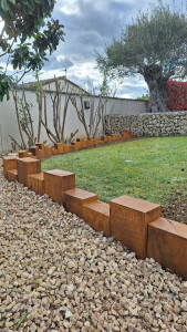 Photo de galerie - Création d'une bordure déstructuré en traverse paysagère en chêne .