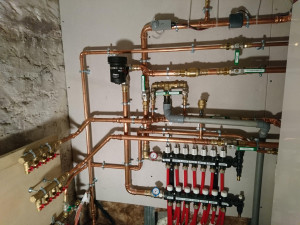 Photo de galerie - Création d'un système de chauffage double circuit : un circuit planché chauffant basse température et un circuit radiateur haute température. Raccordé sur une pompe à chaleur air/eau 