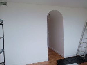 Photo de galerie - Mur neutre avant la pose tapisserie 
