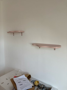 Photo de galerie - Installation des étagères 
