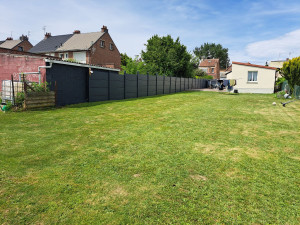 Photo de galerie - Application peinture gris anthracite foncé sur clôture de séparation. 