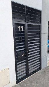 Photo de galerie - Fabrication et pose porte a ventelle .