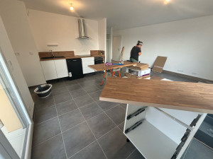 Photo de galerie - Pose de cuisine / crédence / hotte / meubles hauts