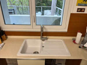 Photo de galerie - Remplacement complet d’un évier, incluant la robinetterie et le siphon.