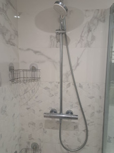 Photo de galerie - Pose carrelage, receveur, wc suspendu, meuble évier et cabine de douche