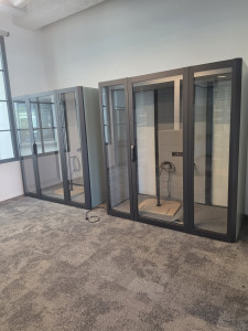 Photo de galerie - Montage des cabines téléphoniques pour les bureaux  