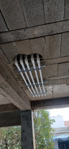 Photo de galerie - Installation et passage des réseaux de plomberie en multicouche, avec fixation des canalisations au plafond et préparation des raccordements pour la distribution d’eau. Travaux réalisés avec soin par BATNEO RENOV.