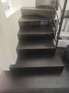 Photo de galerie - Peinture d un escalier béton en noir sablé antidérapant 