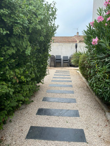 Photo de galerie - Allée et dallage plus gravier et désherbage 