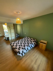 Photo de galerie - Peinture vert olive réalisé pour un mur d’une chambre 