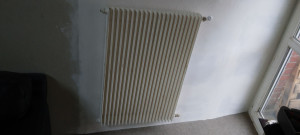 Photo de galerie - Isolation, placo et refixation solide des radiateurs en fonte