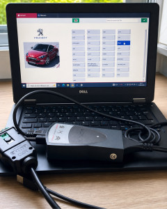 Photo de galerie - Diagnostic automobile Peugeot/Citroën/Opel avec valise professionnelle.