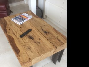 Photo de galerie - Table de salon piétement en fer I et plateau en poutre de chêne 