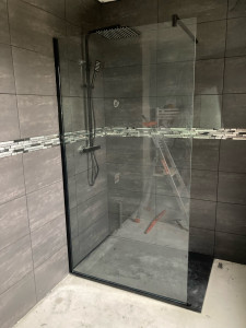 Photo de galerie - Colonne de douche bac à douche et parois de douche 