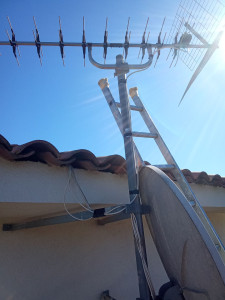 Photo de galerie - Remise en état l'antenne terrestre et satellite...