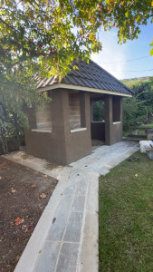 Photo de galerie -  couché de crépis sur une petite maisonnette de jardin 