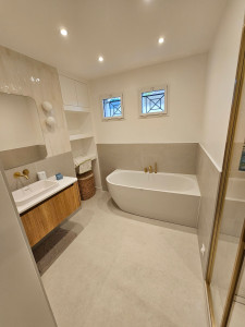 Photo de galerie - «Salle de bain entièrement rénovée : carrelage, douche, baignoire, lavabo et WC.»