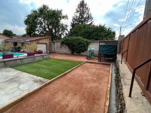 Photo de galerie - Terrain de pétanque / faux gazon + dalle 