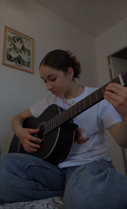 Photo de galerie - Je chante et je m'accompagne à la guitare et au piano 