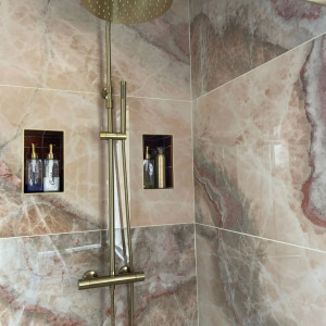 Photo de galerie - Pose de carrelage effet marbre rose