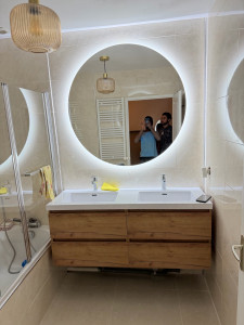 Photo de galerie - Installation meuble double vasque miroir à led et paroi d ouche baignoire 