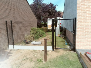 Photo de galerie - Pose d'un portillon et clôture rigide avec soubassement 