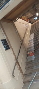 Photo de galerie - Peinture descente de marches sur faïence d'une gare sncf