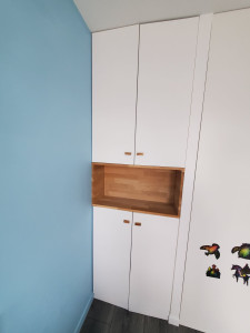 Photo de galerie - Création d'un placard avec portes en mdf + peinture avec niche en chêne lamellé collé