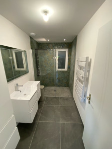 Photo de galerie - Création d’une salle de douche, carrelage mur et sol, plus pose des sanitaires