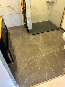 Photo de galerie - Pose de carrelage au sol dans une salle de bain 