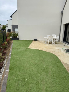 Photo de galerie - Pose de pavés avec pose de pelouse synthétique 