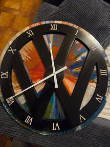 Photo de galerie - Horloge totalement dessinée et fabriquée à la main ainsi que peinte à la main avec une certaine technique. fabriquée à partir d'un panneau de mdf 