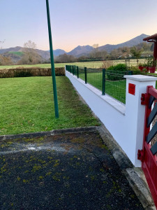 Photo de galerie - Pose chapeaux / peinture /grillage