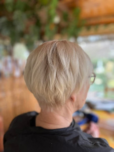 Photo de galerie - Coupe courte balayage blond 

les ciseaux magiques de virginie ? 