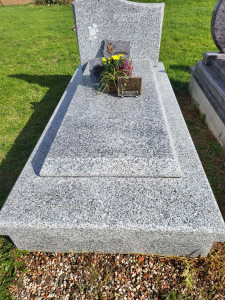 Photo de galerie - Nettoyer la tombe de votre famille pour la Toussaint ou une autre période 