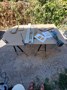 Photo de galerie - Découpe propre de panneaux à façon, encoches d'assemblage et vissage de charnières... le tout selon plan du client